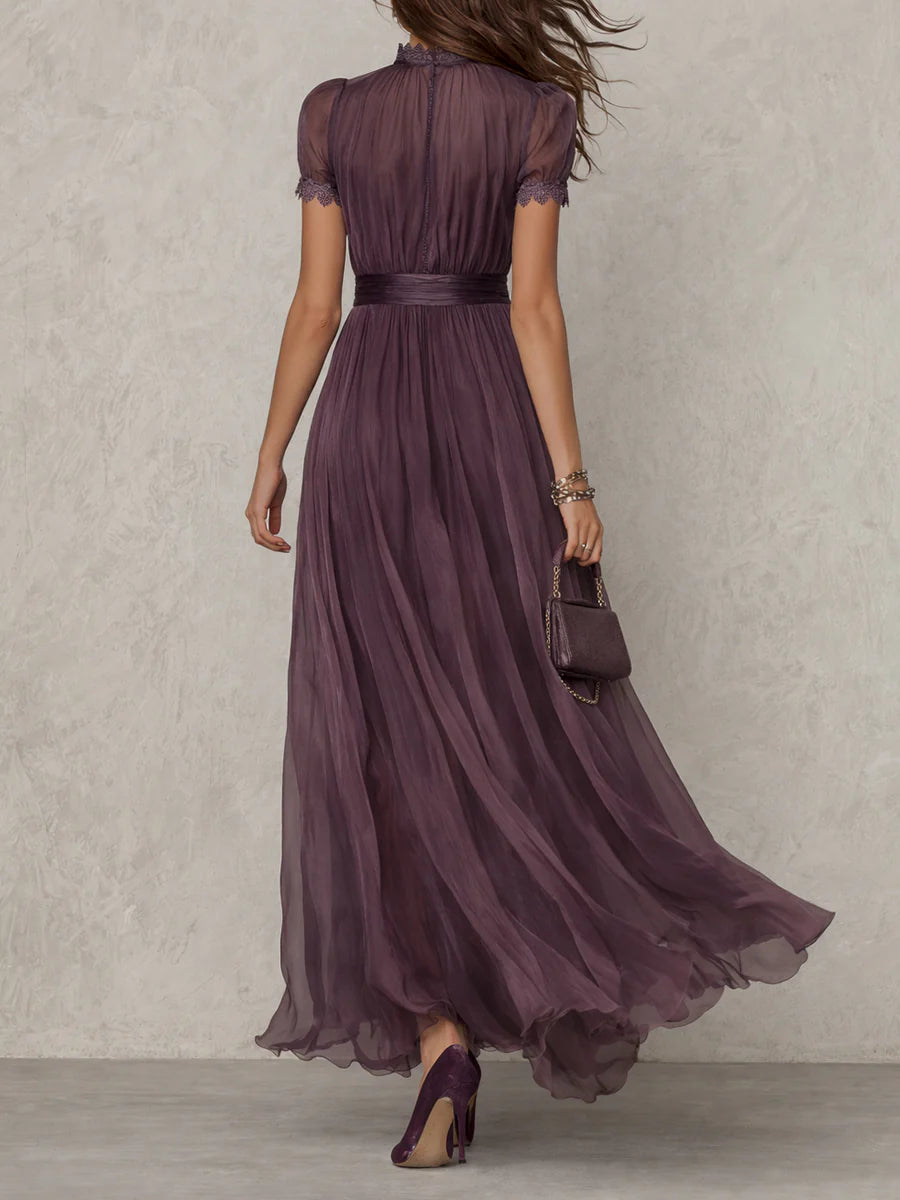 Flavia | Vestito lungo viola con scollo a chiave, bordo in pizzo di chiffon